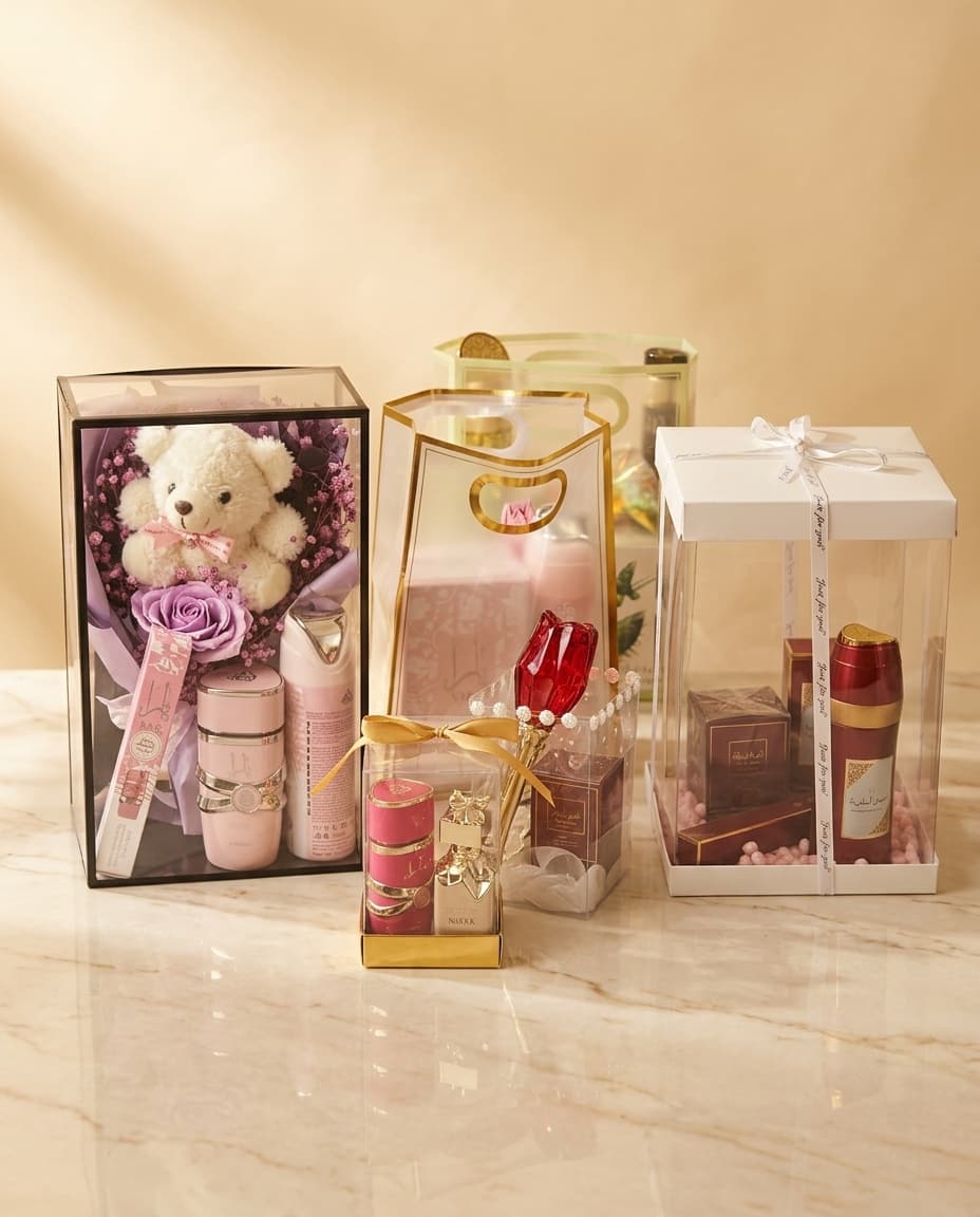 Mehrere fertig gebundene Geschenkboxen von OrientGlanz nebeneinander auf Marmor